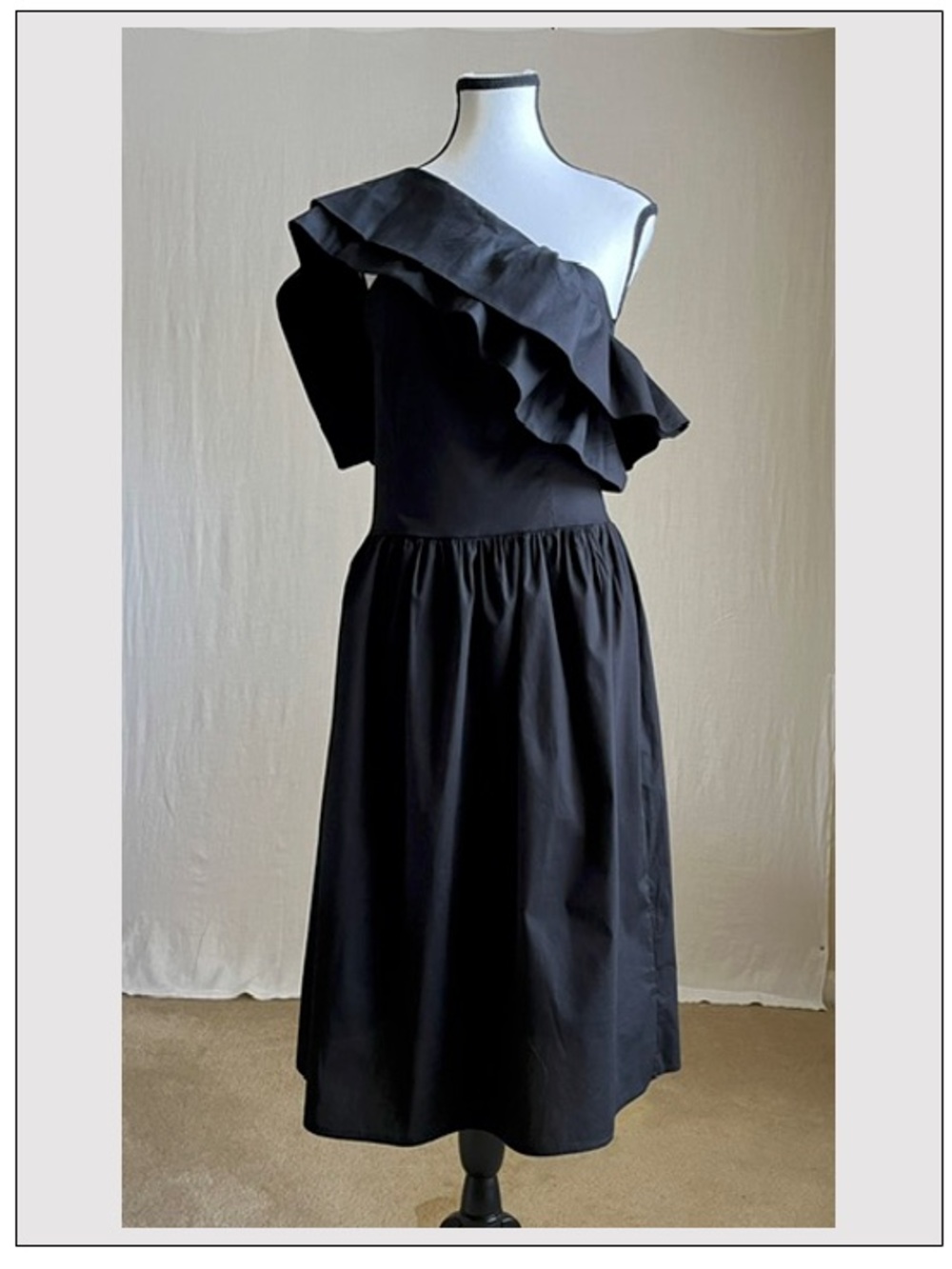 Le Streghe - One-Shoulder Ruffle Dress in Black - Medium